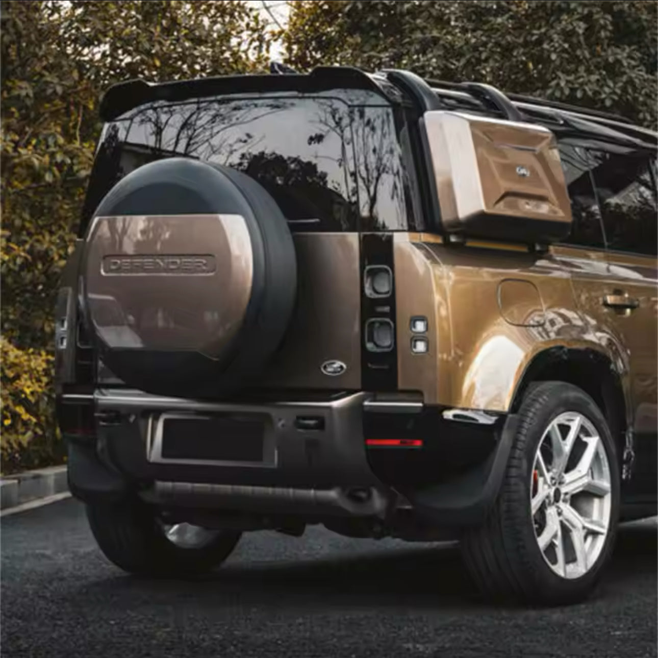 Land rover Defender spoiler high quality ABS material.